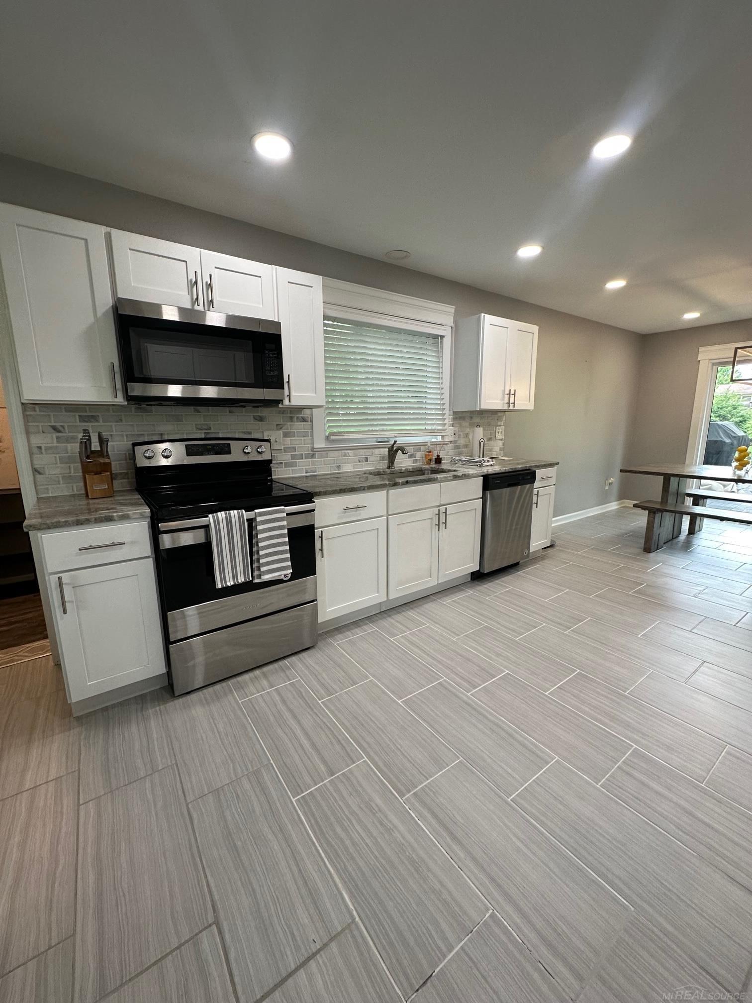 580 Longford Drive Rochester, MI 48309 - Photo 9 of 31 50117993-8.JPG