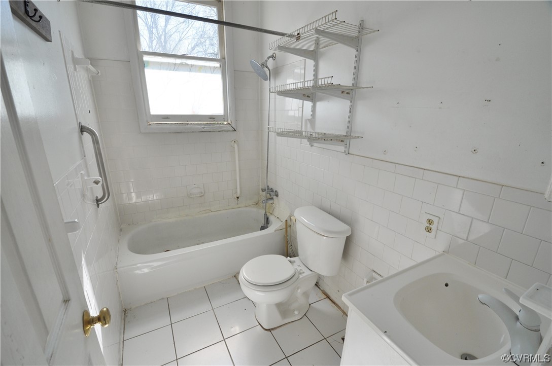 5301 Penick Road Richmond, VA 23228 - Photo 7 of 11 a bathroom with a sink a toilet and a bathtub