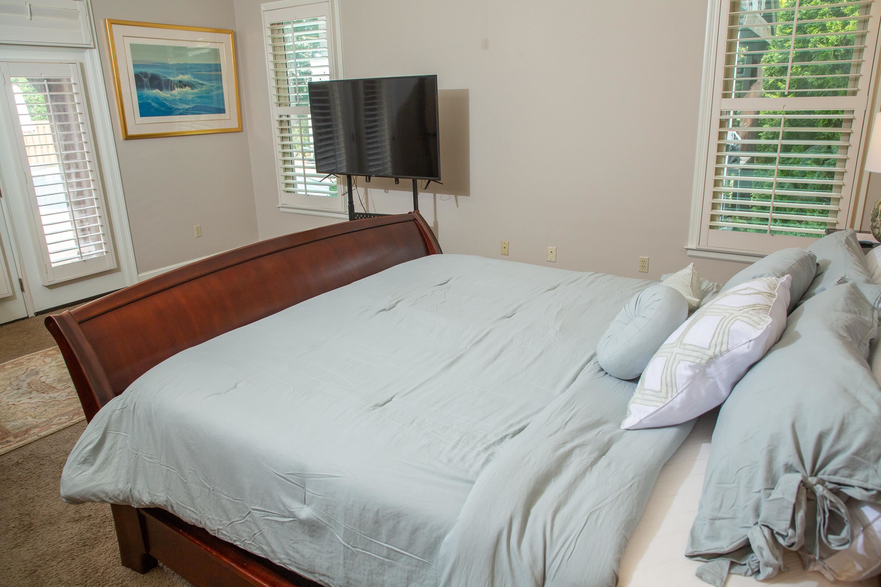 10060 Avent Ridge Cove Collierville, TN 38017 - Photo 34 of 40 a bedroom with a bed and flat screen tv