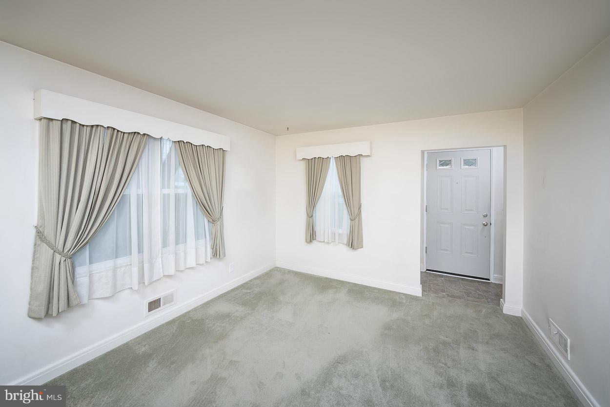 2528 Glencoe Road Baltimore, MD 21234 - Photo 4 of 30 Living Room