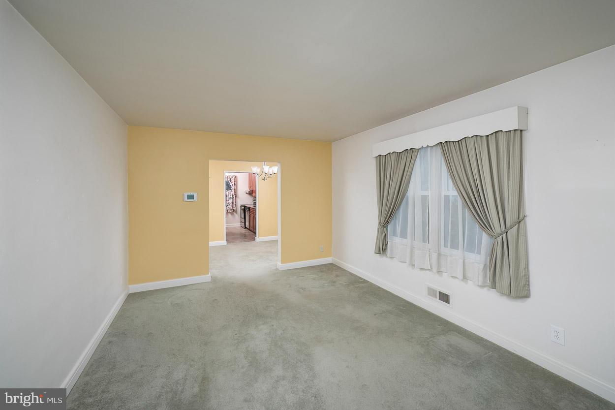 2528 Glencoe Road Baltimore, MD 21234 - Photo 5 of 30 Living Room
