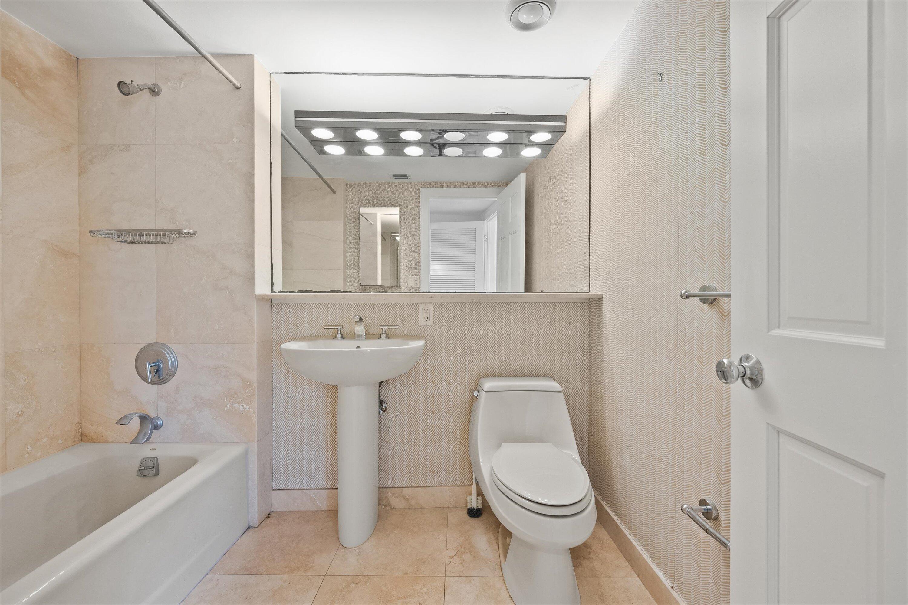 369 South Lake Drive, Unit 2E Palm Beach, FL 33480 - Photo 10 of 19 2nd Bath