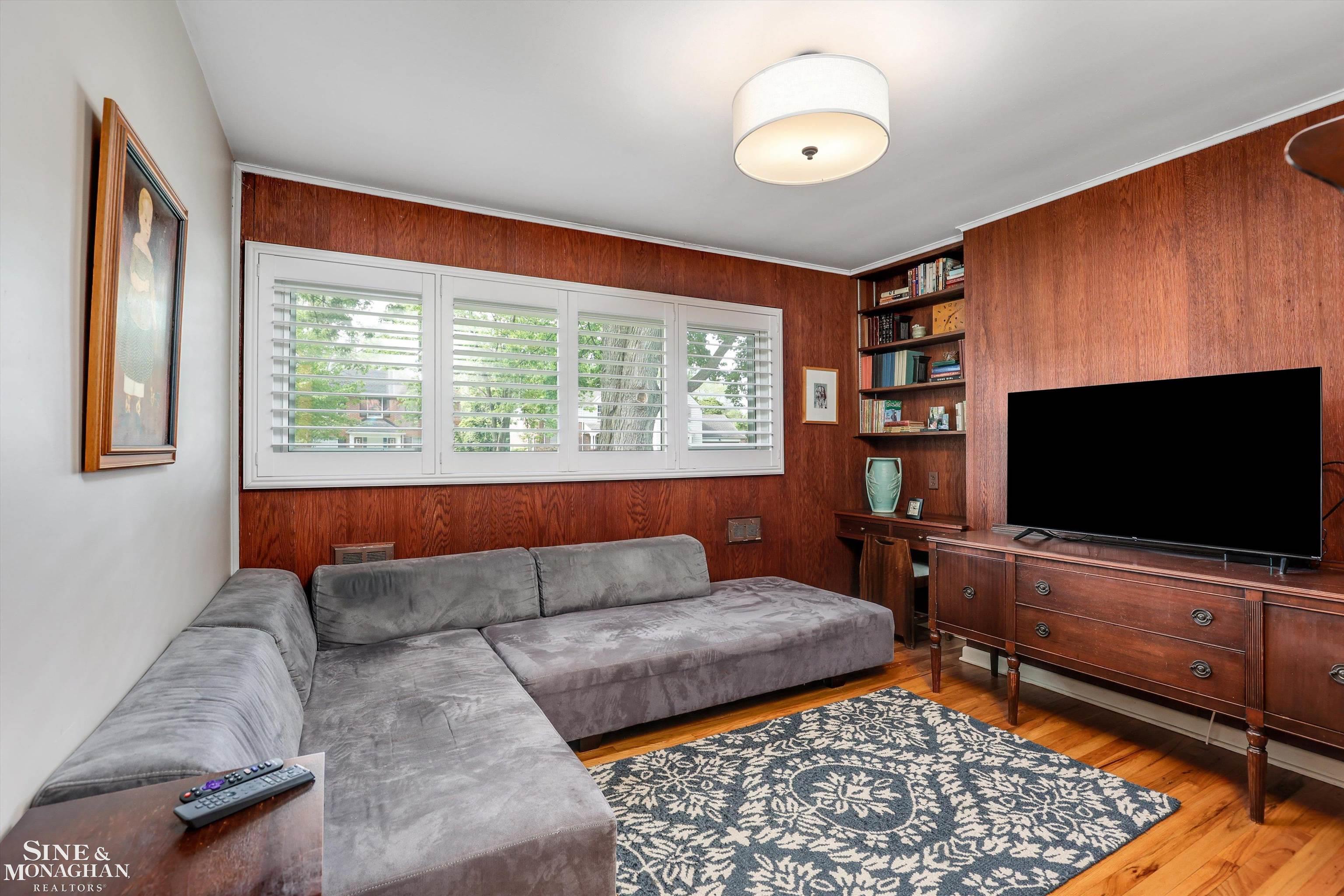 50 Hampton Road Grosse Pointe, MI 48236 - Photo 7 of 37 50142200-716de7ec-e80c-43d9-be56-f0de4cb120e7.JPG
