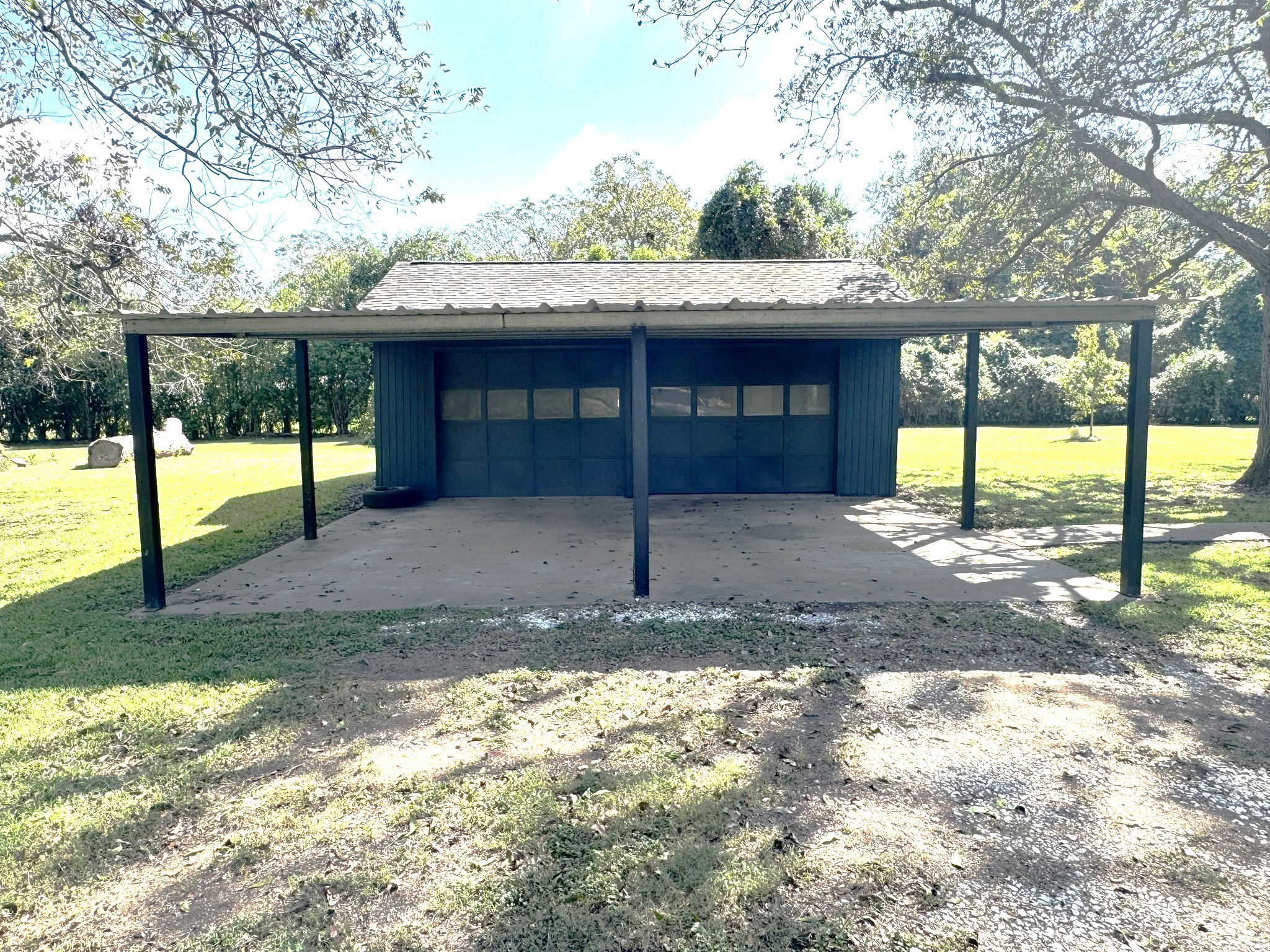 1207 Half Moon Drive Wharton, TX 77488 - Photo 5 of 50 a view of a backyard with a garden and plants