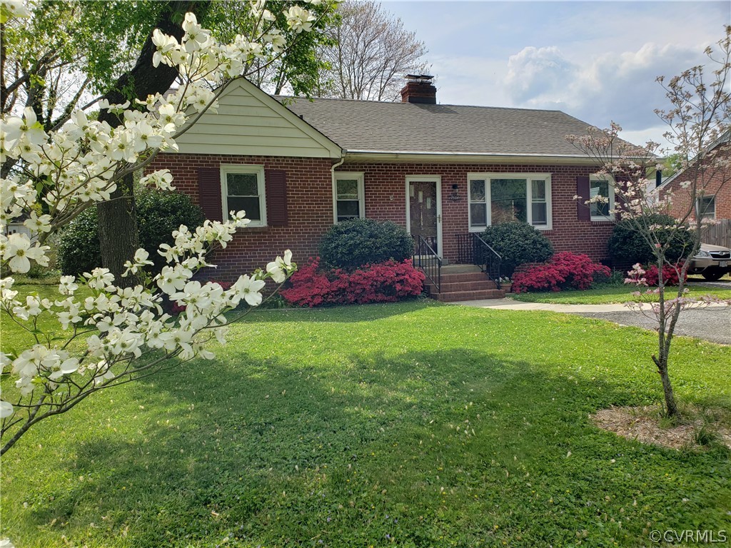 7504 Woodman Road Henrico, VA 23228 - Photo 4 of 33 Exterior during full bloom!