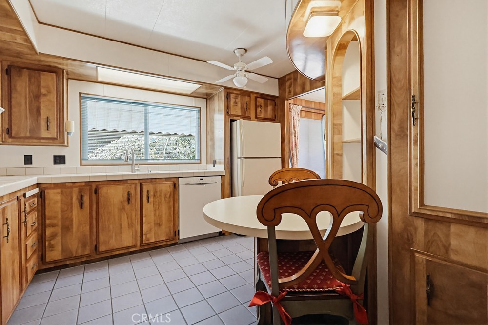 31244 North Lakehills Road Castaic, CA 91384 - Photo 28 of 72 Kitchen