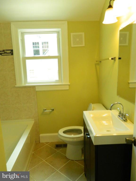 4018 Bradys Hill Road Triangle, VA 22172 - Photo 12 of 28 Bath