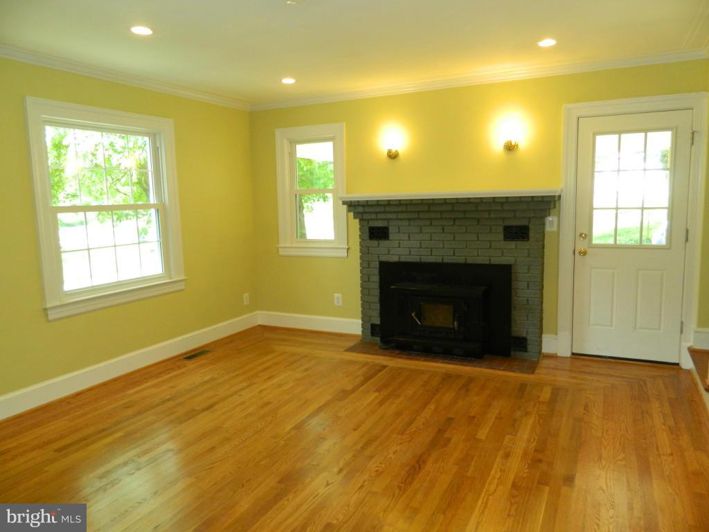 4018 Bradys Hill Road Triangle, VA 22172 - Photo 6 of 28 Living Room