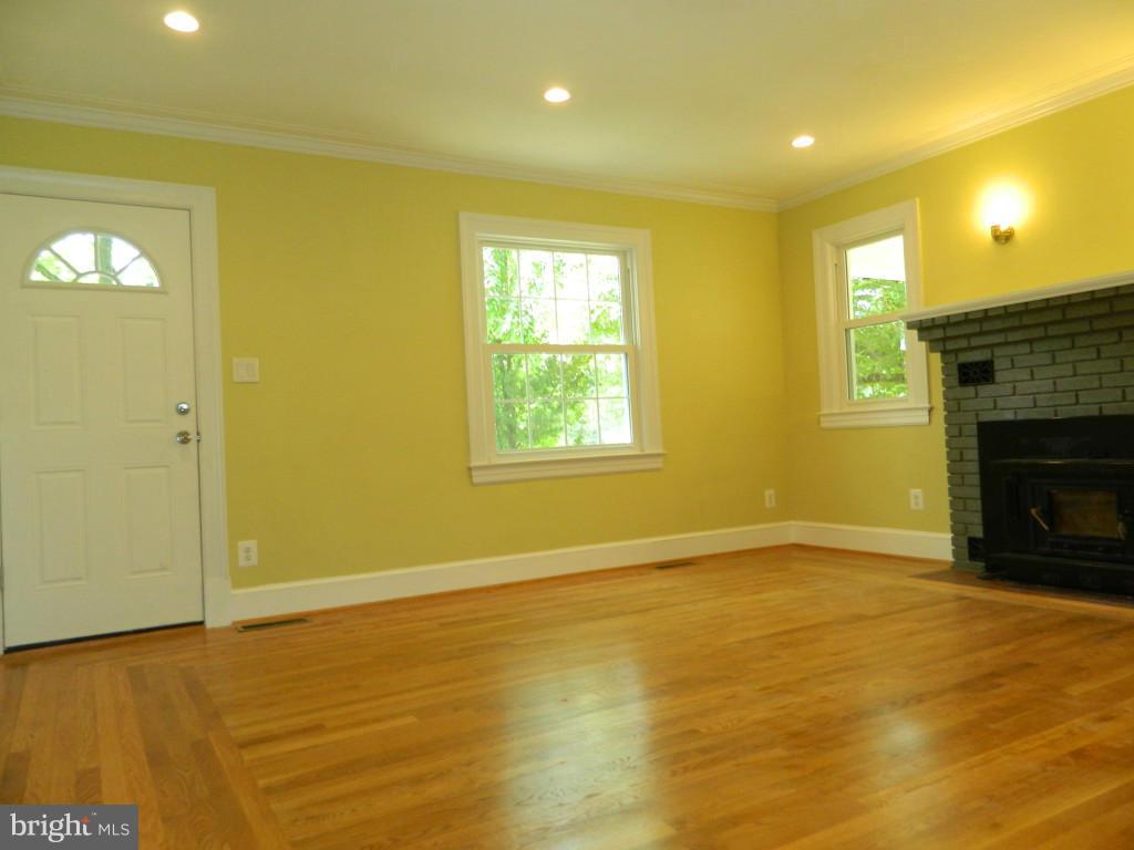4018 Bradys Hill Road Triangle, VA 22172 - Photo 7 of 28 Living Room