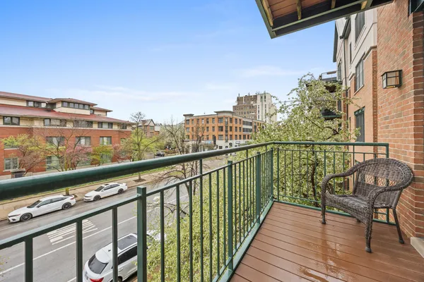 $495,000 | 140 North Euclid Avenue, Unit 304, Oak Park, IL 60302