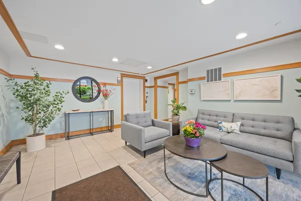 $495,000 | 140 North Euclid Avenue, Unit 304, Oak Park, IL 60302