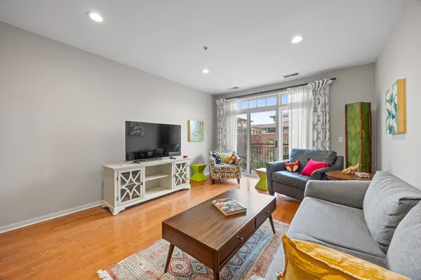 $495,000 | 140 North Euclid Avenue, Unit 304, Oak Park, IL 60302