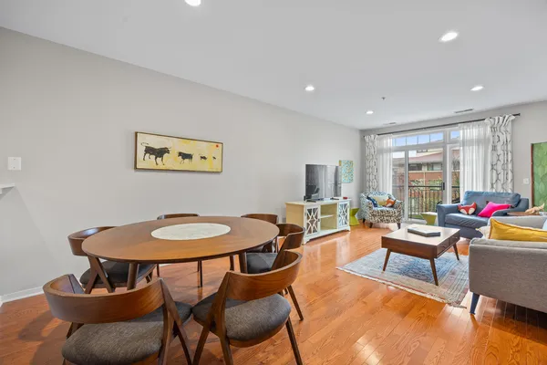 $495,000 | 140 North Euclid Avenue, Unit 304, Oak Park, IL 60302