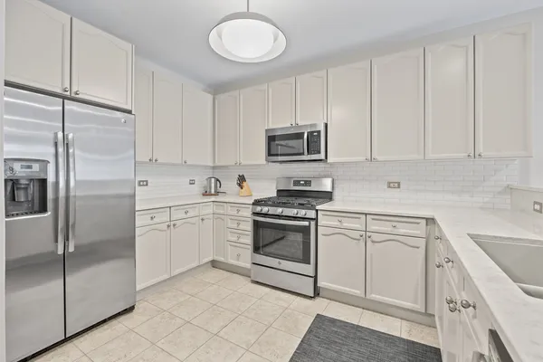 $495,000 | 140 North Euclid Avenue, Unit 304, Oak Park, IL 60302