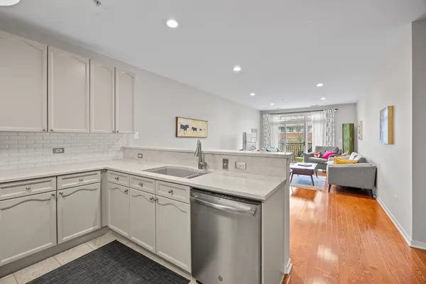 $495,000 | 140 North Euclid Avenue, Unit 304, Oak Park, IL 60302