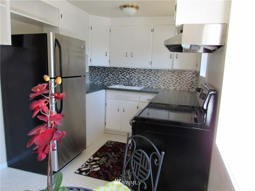 3801 Northeast 6th Place Renton, WA 98056 - Photo 4 of 10