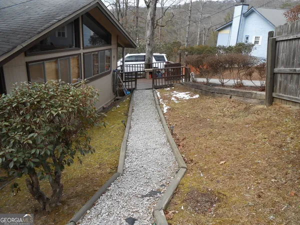 a view of a yard in front of house