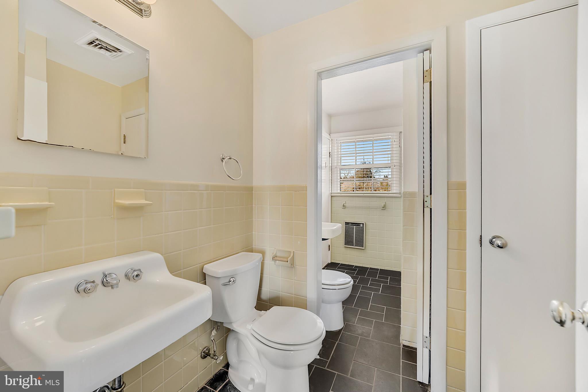 9861 Meetze Road Midland, VA 22728 - Photo 28 of 50 1st floor bathroom - view 1