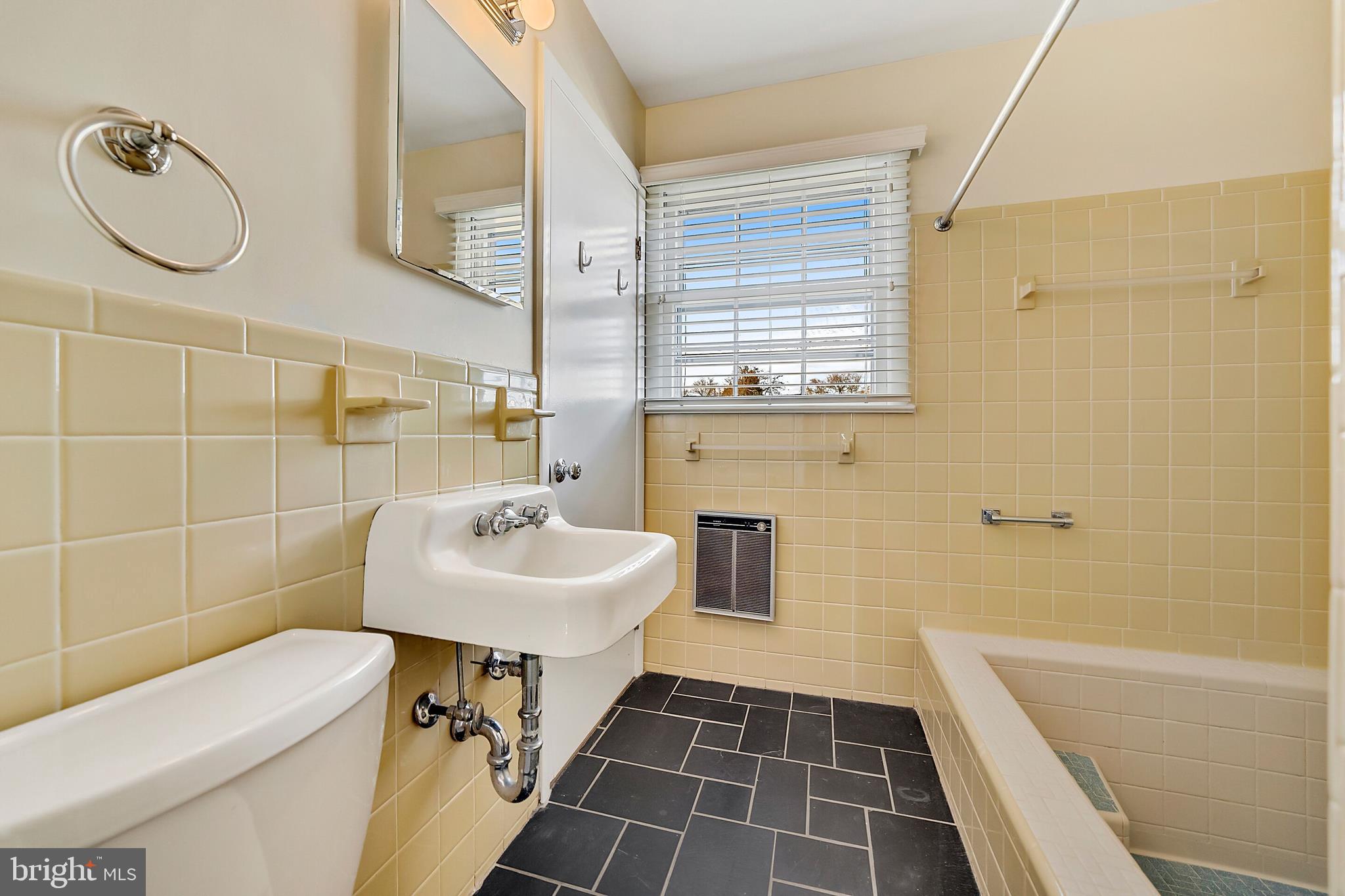 9861 Meetze Road Midland, VA 22728 - Photo 30 of 50 1st floor bathroom - view 3