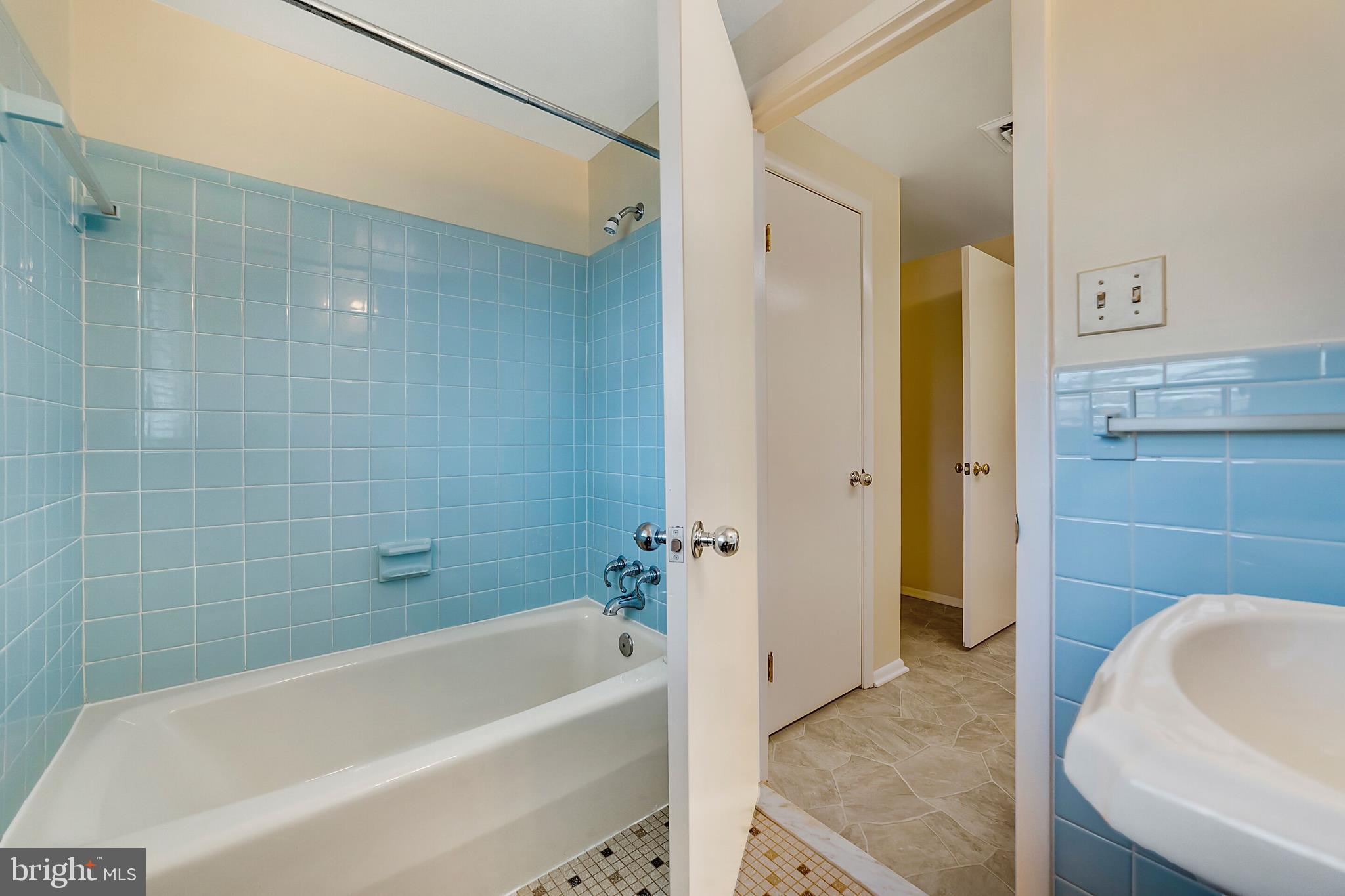 9861 Meetze Road Midland, VA 22728 - Photo 37 of 50 2nd floor bathroom