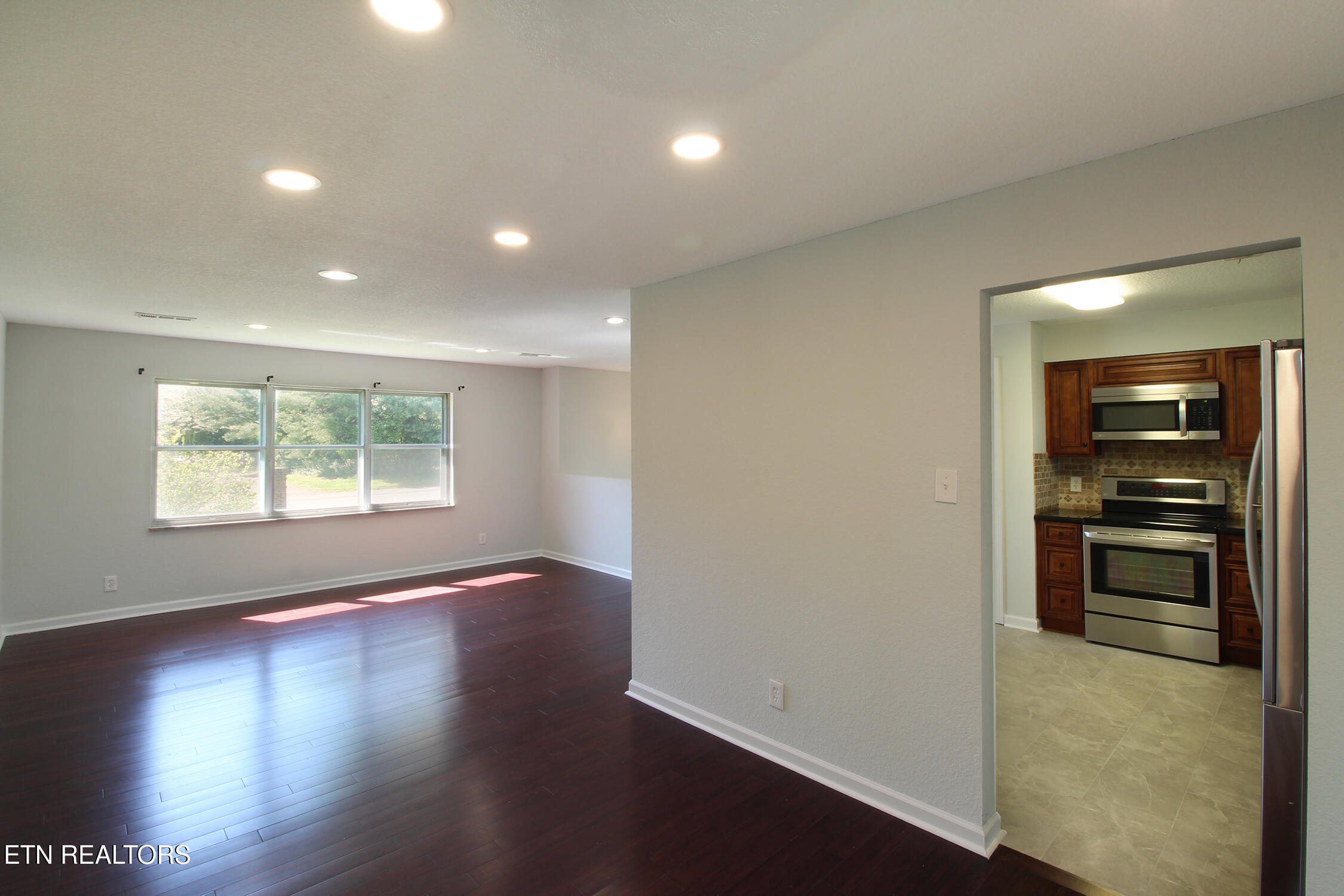 9040 Shallowford Road Knoxville, TN 37923 - Photo 11 of 37 IMG_2398