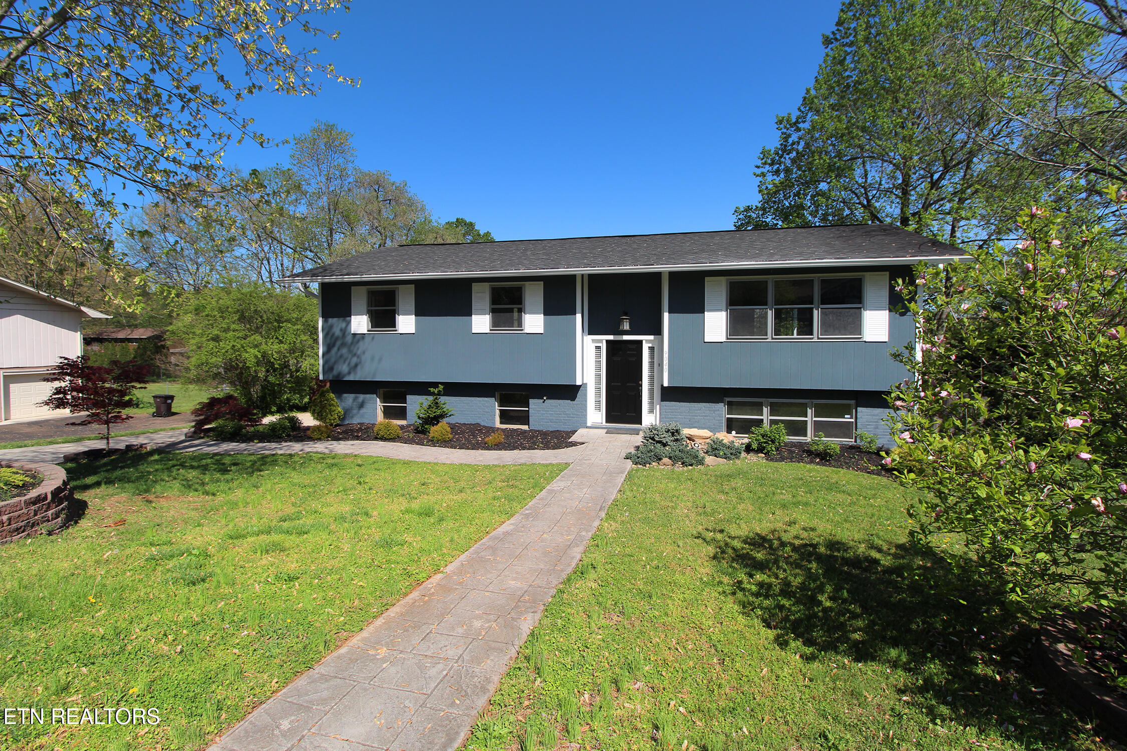 9040 Shallowford Road Knoxville, TN 37923 - Photo 5 of 37 IMG_2375