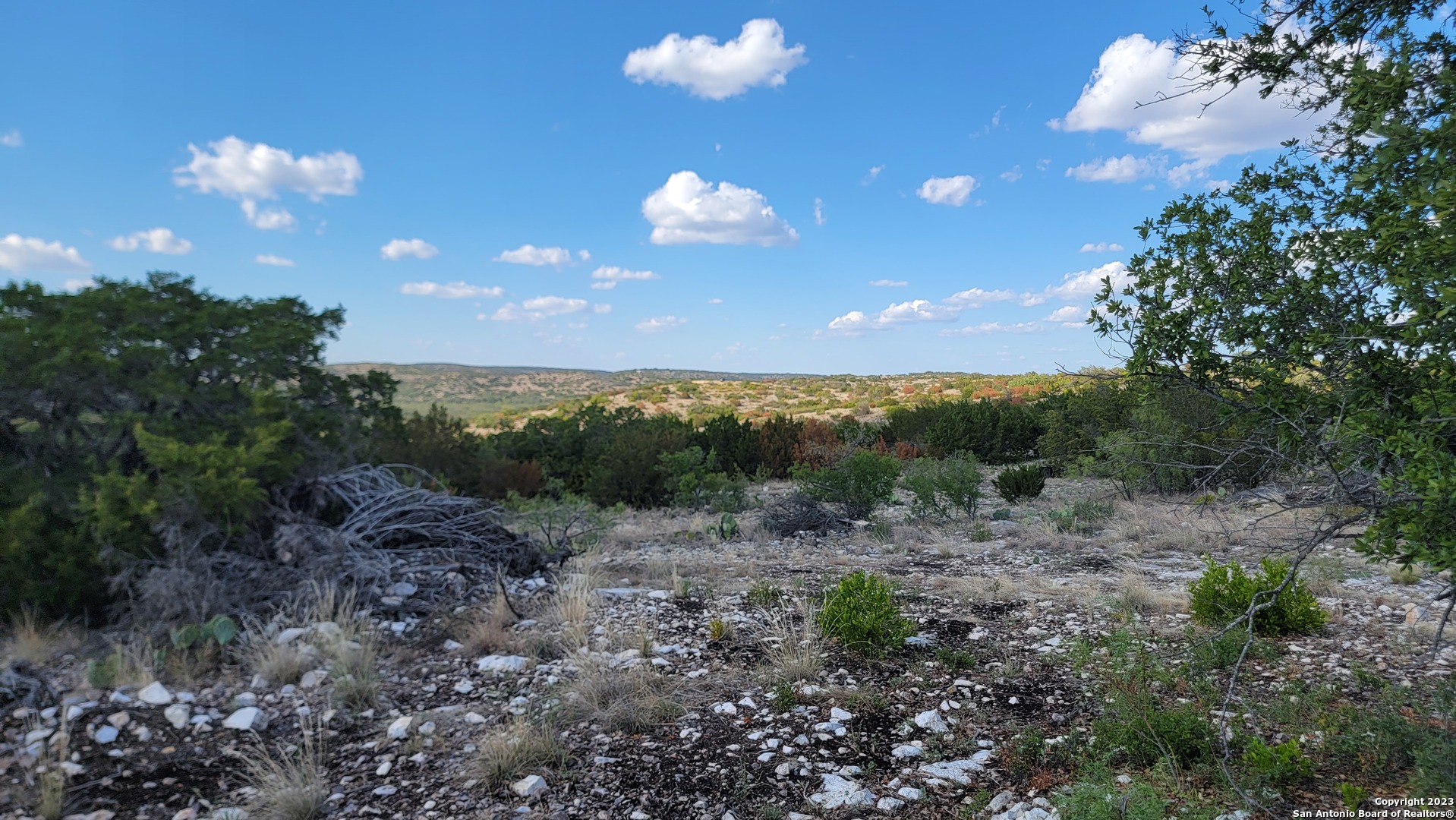 29 Oak Bend Rocksprings, TX 78880 - Photo 12 of 27 a view of a yard with green space