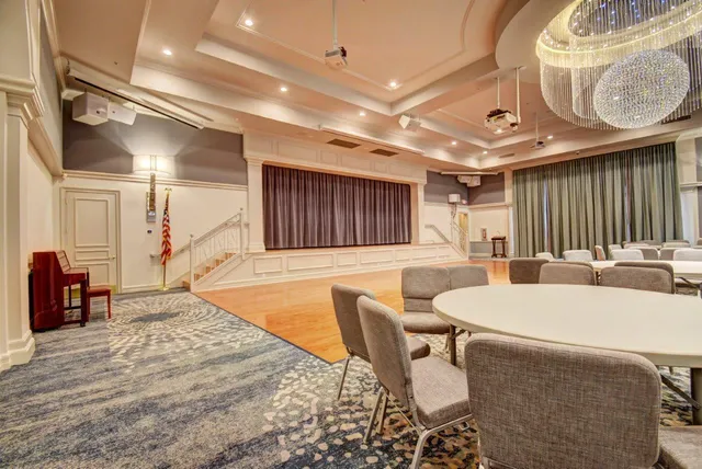 a sign that is sitting on a brick wall