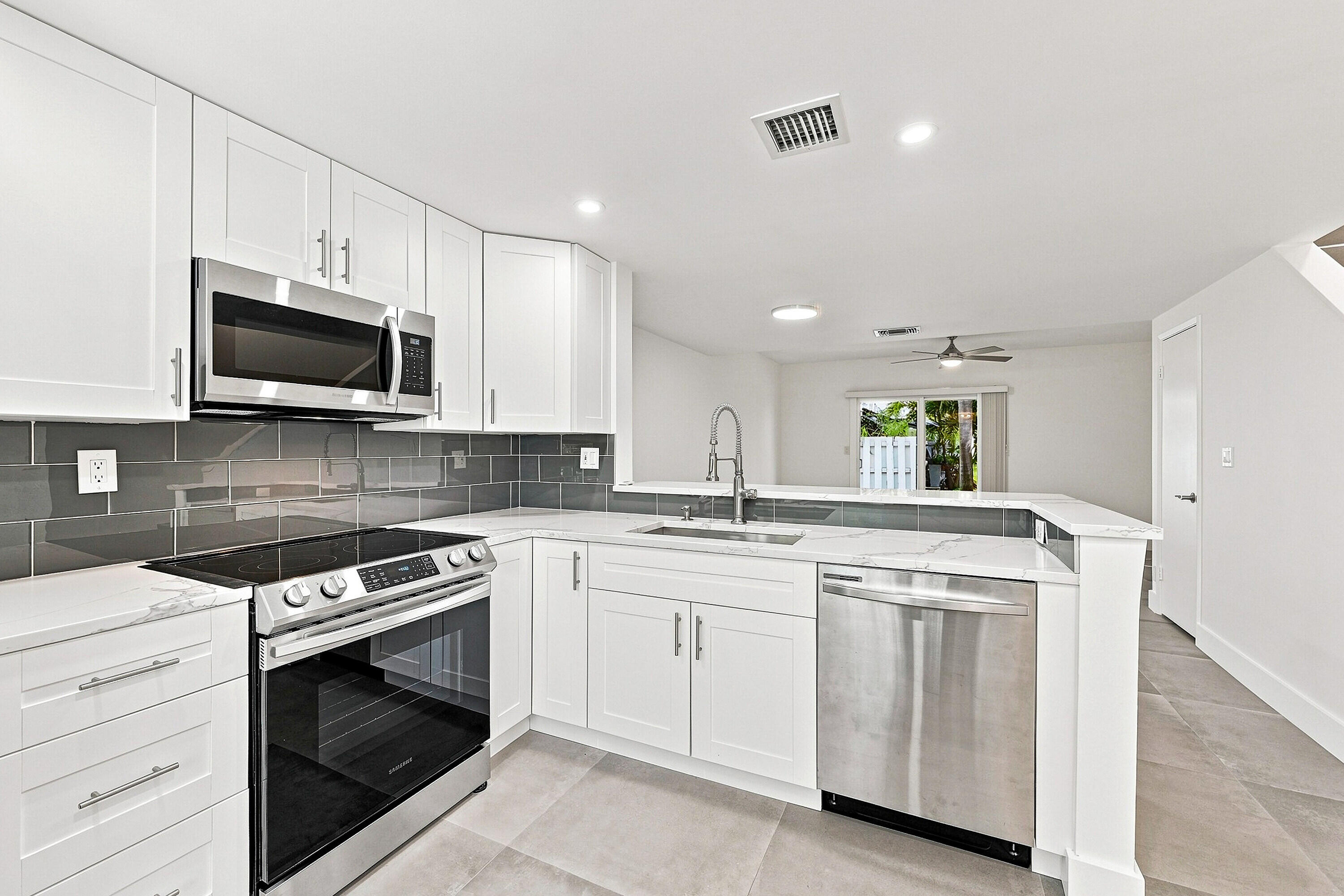 2627 Northeast 15th Street Pompano Beach, FL 33062 - Photo 8 of 39 11_stl_7964
