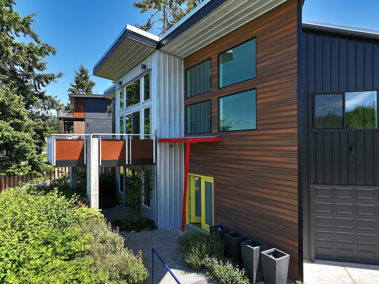 1649 Stewart Road Freeland, WA 98249 - Photo 9 of 40 a front view of a house with parking
