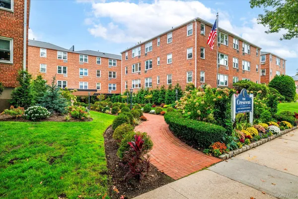 $299,900 | 280 Atlantic Avenue, Unit 140, East Rockaway, NY 11518
