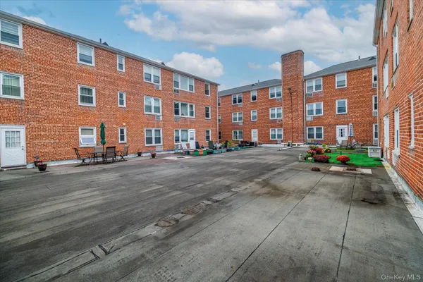 $299,900 | 280 Atlantic Avenue, Unit 140, East Rockaway, NY 11518