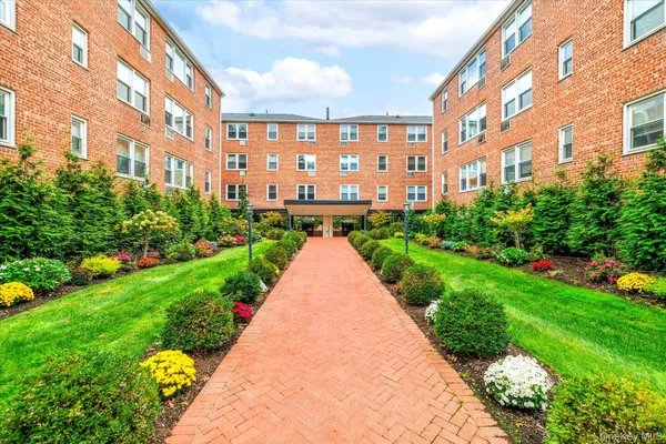 $299,900 | 280 Atlantic Avenue, Unit 140, East Rockaway, NY 11518