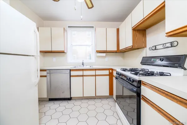 $299,900 | 280 Atlantic Avenue, Unit 140, East Rockaway, NY 11518