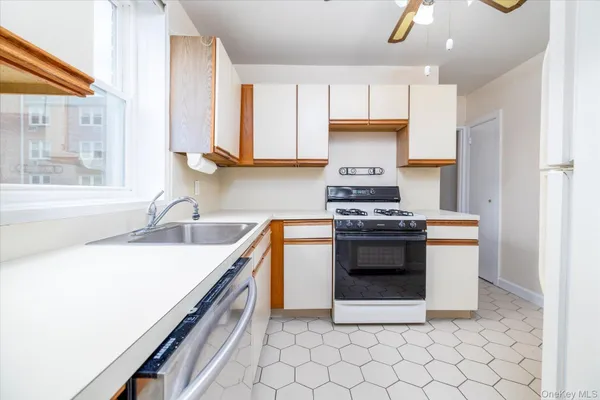 $299,900 | 280 Atlantic Avenue, Unit 140, East Rockaway, NY 11518