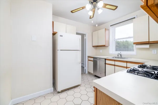 $299,900 | 280 Atlantic Avenue, Unit 140, East Rockaway, NY 11518