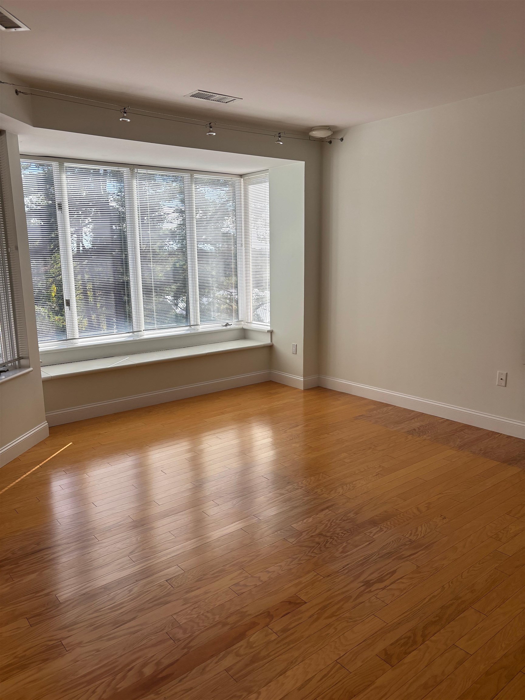 300 River Road, Unit 407 Manchester, NH 03104 - Photo 12 of 33 Gallery Image 12