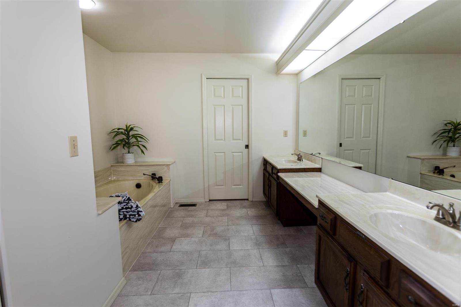 15802 Harris Ridge Court Chesterfield, MO 63017 - Photo 25 of 46 Gallery Image 25