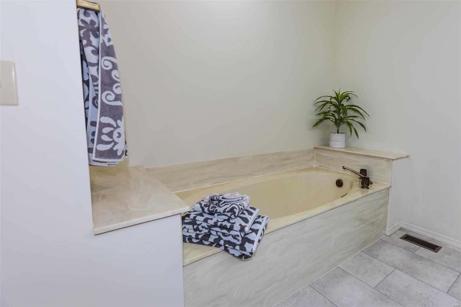 15802 Harris Ridge Court Chesterfield, MO 63017 - Photo 27 of 46 Gallery Image 27