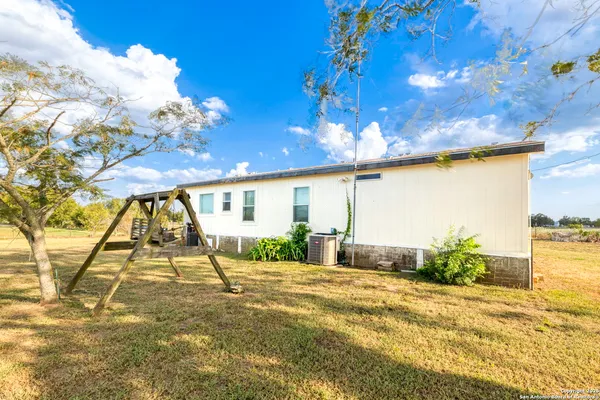 a view of backyard of a building
