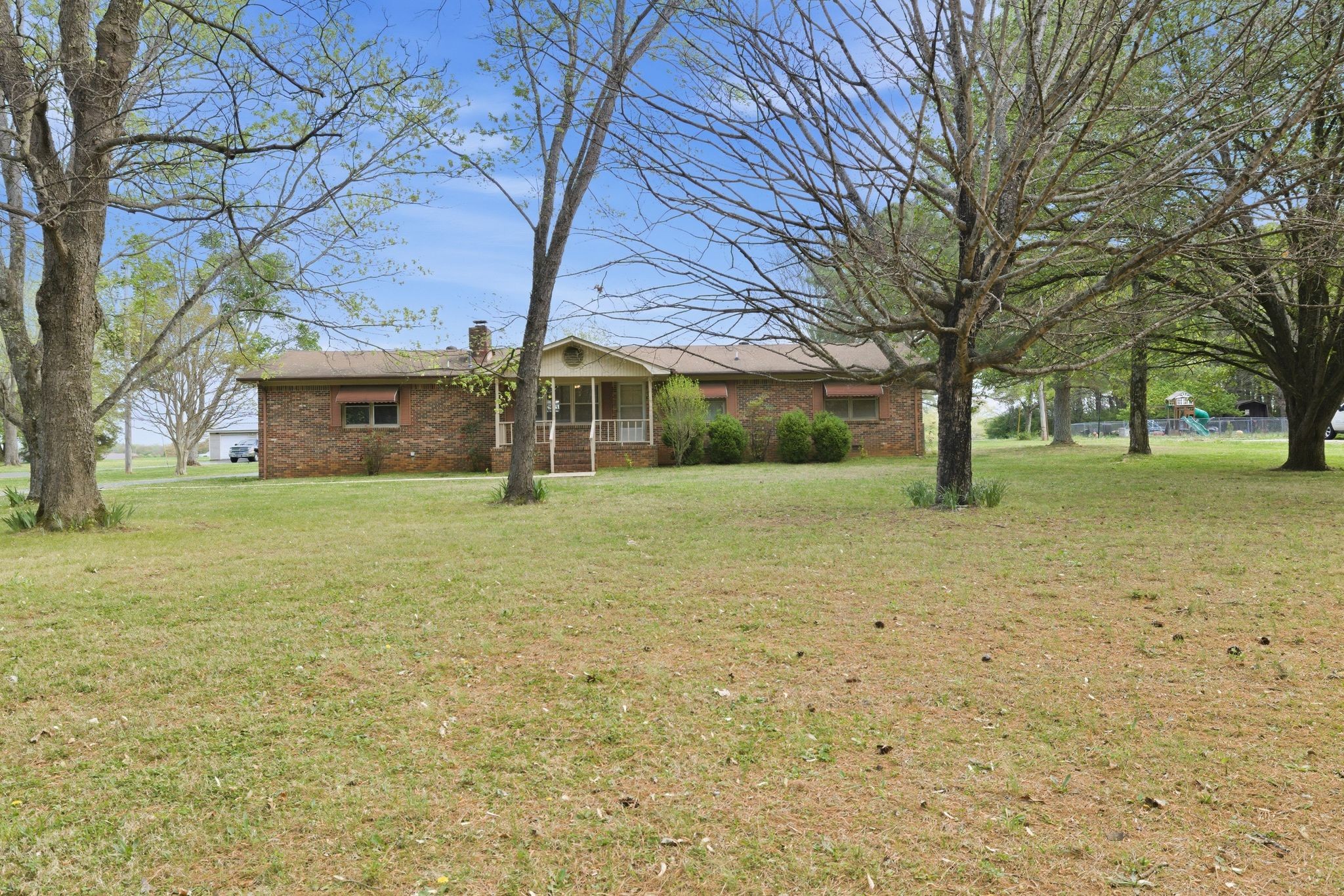 a view of a house with a yard