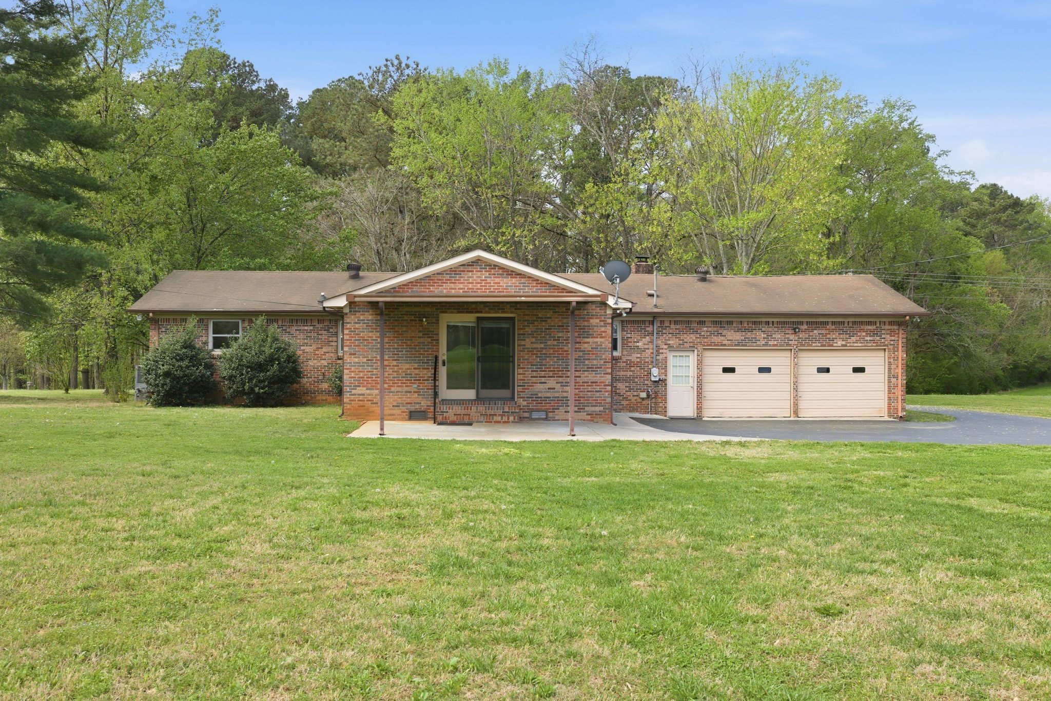 1956 Old Estill Springs Road Winchester, TN 37398 - Photo 21 of 30 a front view of a house with a garden