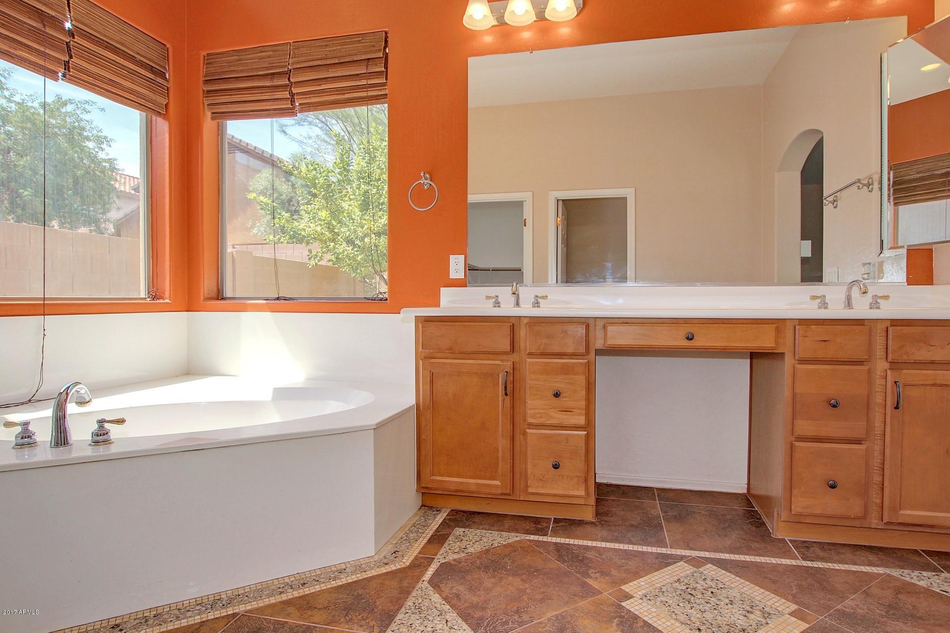 2402 West Apache Rain Road Phoenix, AZ 85085 - Photo 16 of 44 Garden Tub