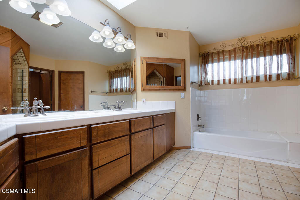 11453 Foothill Road Santa Paula, CA 93060 - Photo 24 of 53 Dual sinks and tub