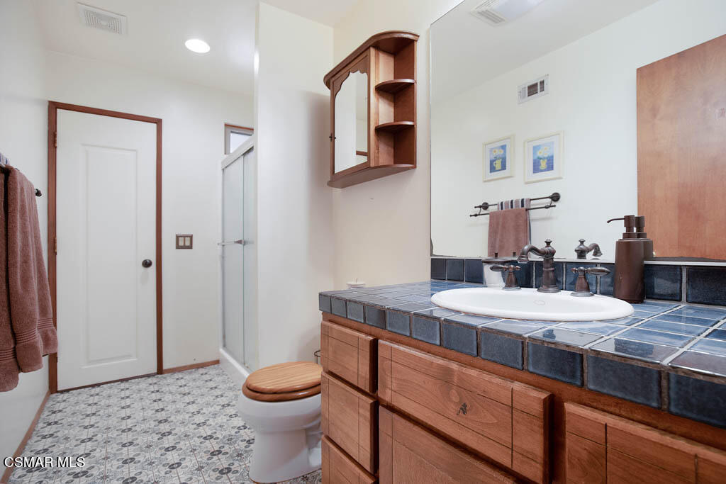 11453 Foothill Road Santa Paula, CA 93060 - Photo 28 of 53 Secondary bath with balcony access