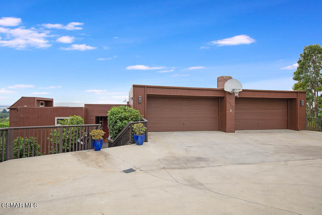 11453 Foothill Road Santa Paula, CA 93060 - Photo 6 of 53 Four-car garage