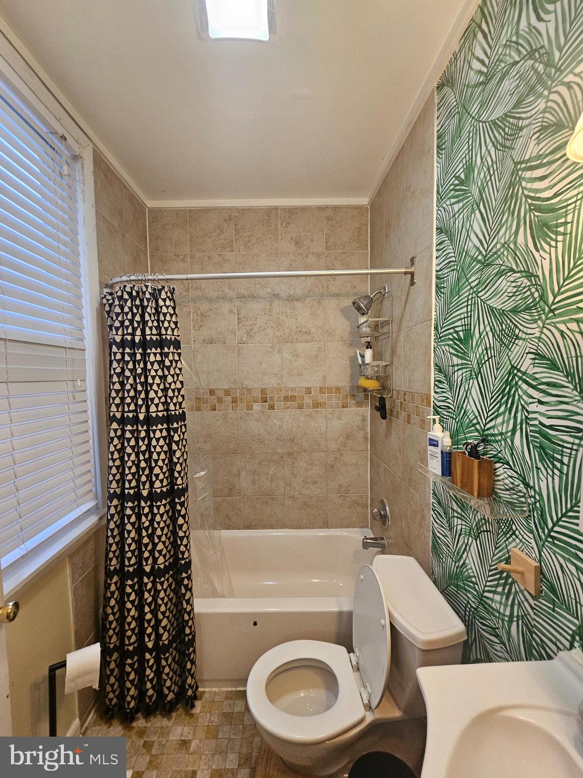 5017 Roland Avenue Baltimore, MD 21210 - Photo 7 of 35 a bathroom with a toilet and shower