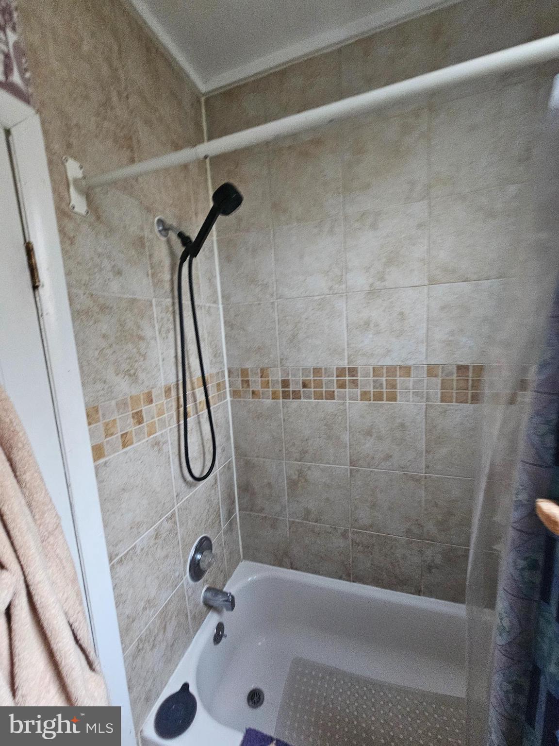 5017 Roland Avenue Baltimore, MD 21210 - Photo 8 of 35 a bathroom with a bath tub