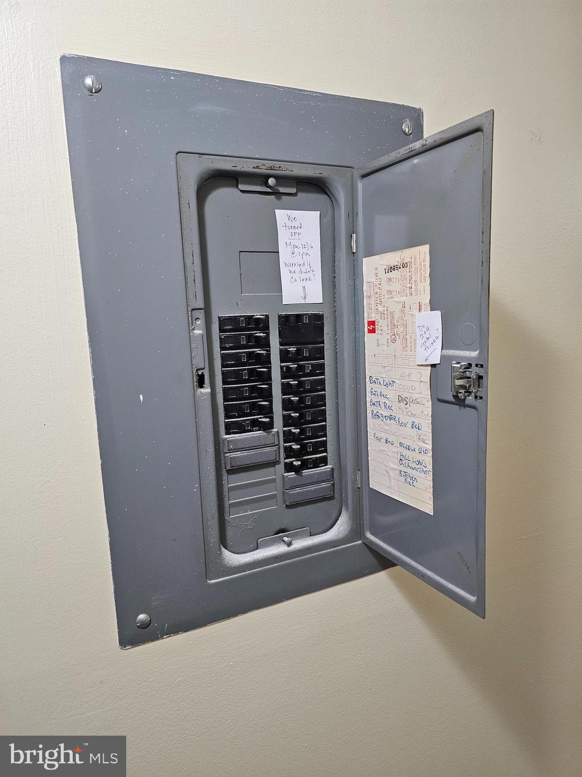 5017 Roland Avenue Baltimore, MD 21210 - Photo 10 of 35 a view of livingroom with washer and dryer