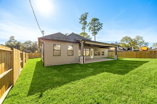 a view of a house with backyard and garden